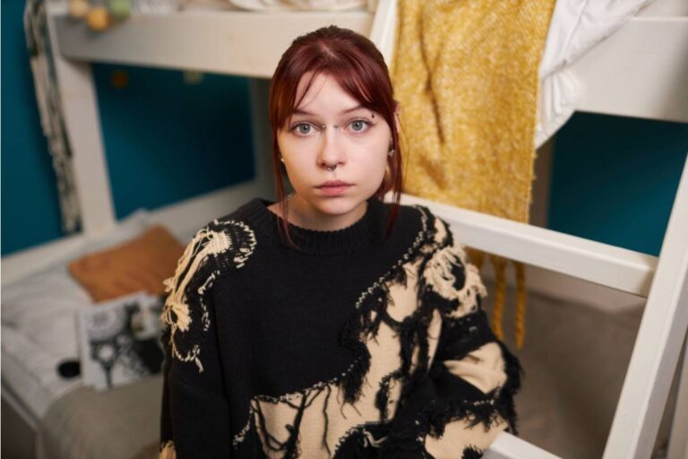 Teen Says She Refused to Move Back to Her Hometown After College Even Though Her Parents Guilt Trip Her Every Single Call, Now Her Mom Says She Left and "Took the Family's Future With Her"