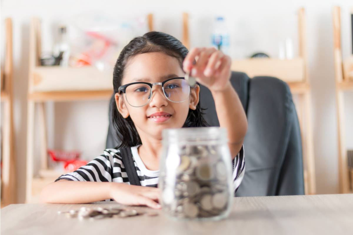 A Mom Found Out Her Daughter Had Been Saving Her Allowance for Eight Months to Replace a Family Photo Frame She Accidentally Broke