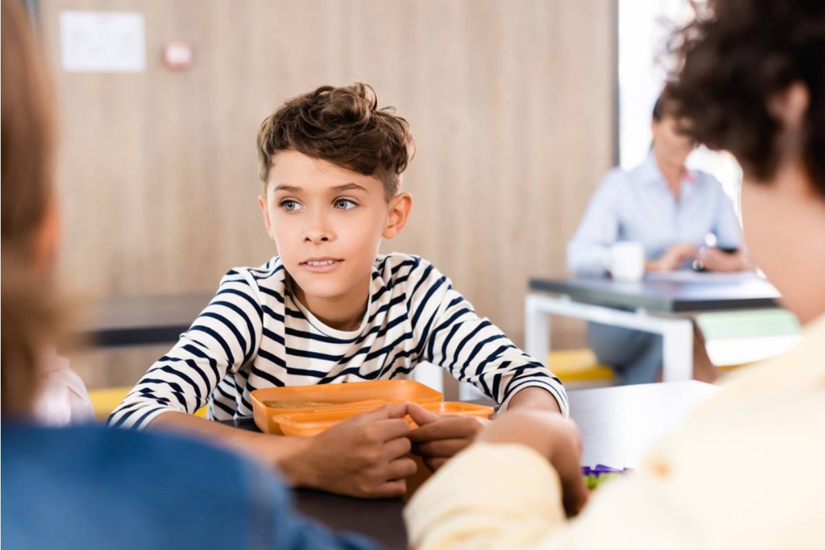 A Dad Found Out His Son Had Been Avoiding the School Cafeteria for a Semester Because a Group of Kids Timed How Long He Took to Eat