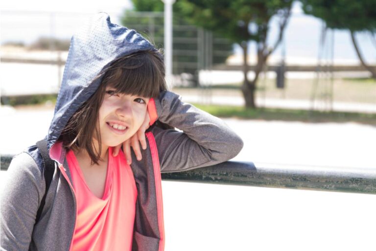 A Dad Found Out His Daughter Had Been Wearing His Old T-Shirt Under Her Clothes to School Because It Still Smelled Like Home
