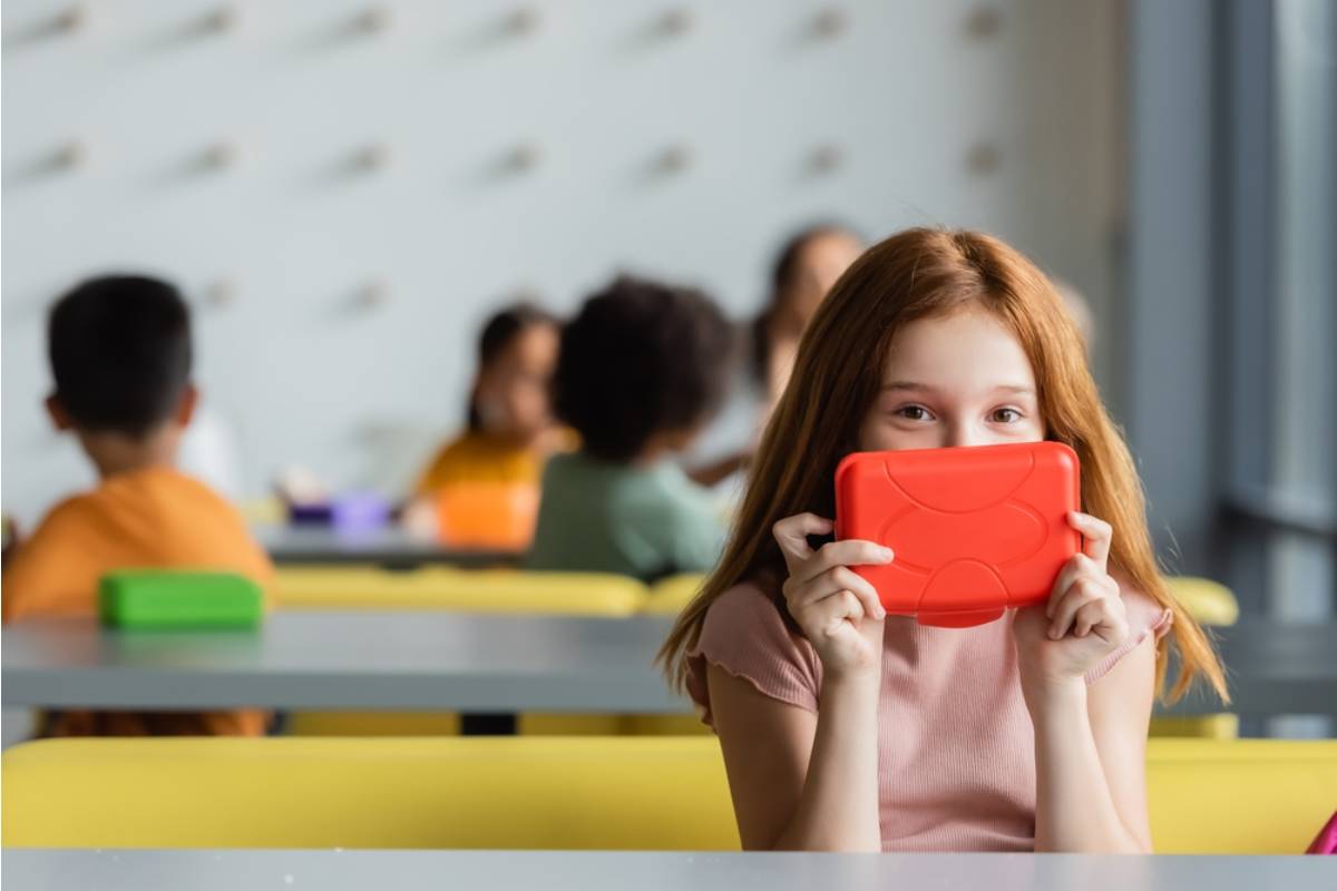 A Dad Found Out His Daughter Had Been Skipping the Cafeteria Line Every Day to Avoid Being Seen Counting Out Coins for Lunch