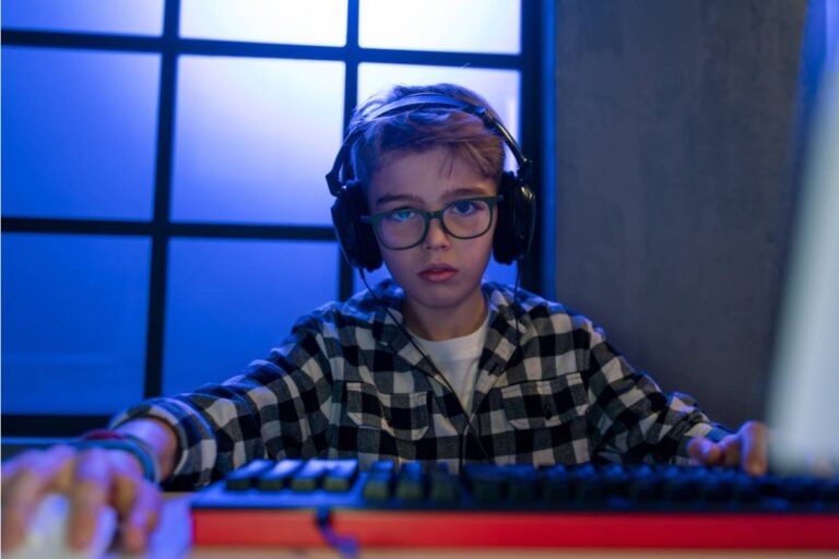 A Mom Found Out Her Son Had Been Muting Himself in Every Video Game Call for a Year So Friends Wouldn't Hear His Parents Fighting in the Background