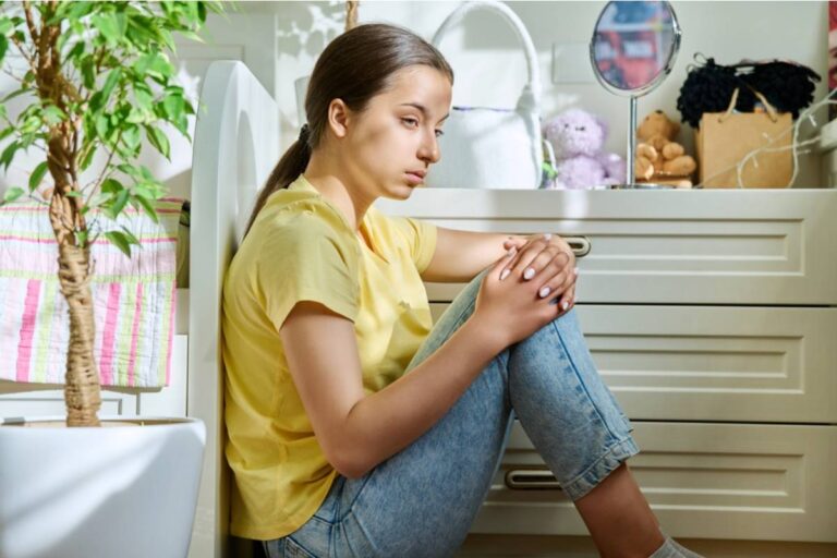 Teen Says He Refused to Let His Grandmother Cosign a Statement Blaming His Mom for the Divorce at a Family Dinner, Now She Says He's "Protecting Someone Who Doesn't Deserve It"