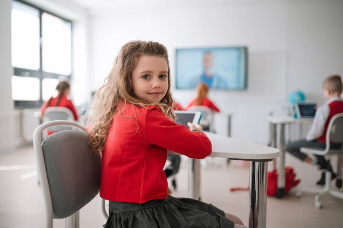 A Mom Found Out Her Daughter Had Been Trading Seats With Classmates All Year Just to Avoid Sitting Near a Window Facing Her House