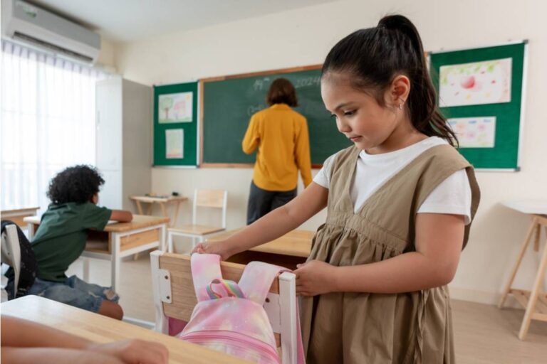 A Mom Says Her Daughter's Teacher Assigned Permanent Seating by Test Scores, Placing the "Struggling Row" in Full View of the Class