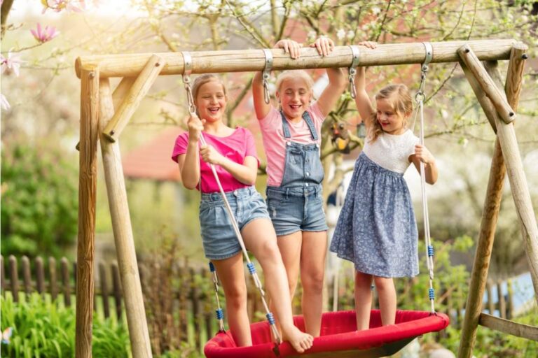 A Dad Found Out His Daughter Had Been Turning Down Playdates for a Year Not Because She Didn't Want Friends but Because She Was Afraid of What They Would Think if They Saw Her House