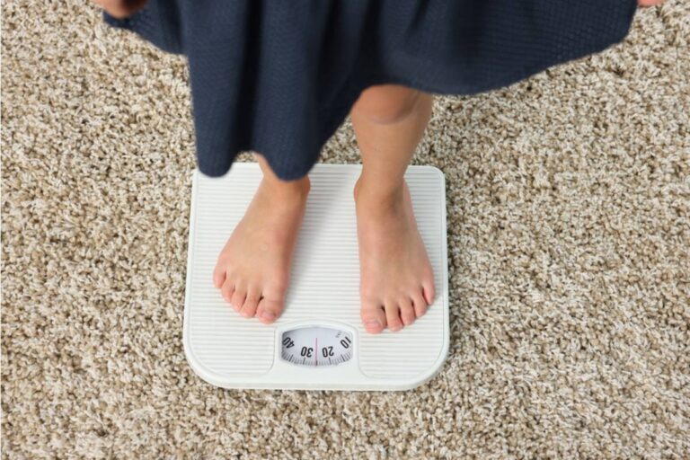 Dad Says He Refused to Let His Daughter's Cheer Coach Weigh Her in Front of the Team Using a Scale Kept in the Equipment Closet
