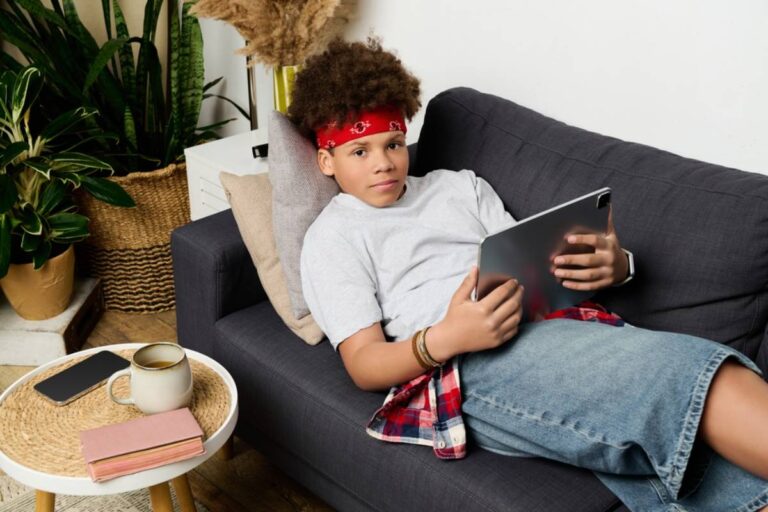 A Mom Says Her Son's School Requires Parents to Purchase iPads Through One Specific Vendor at Nearly Double the Market Price