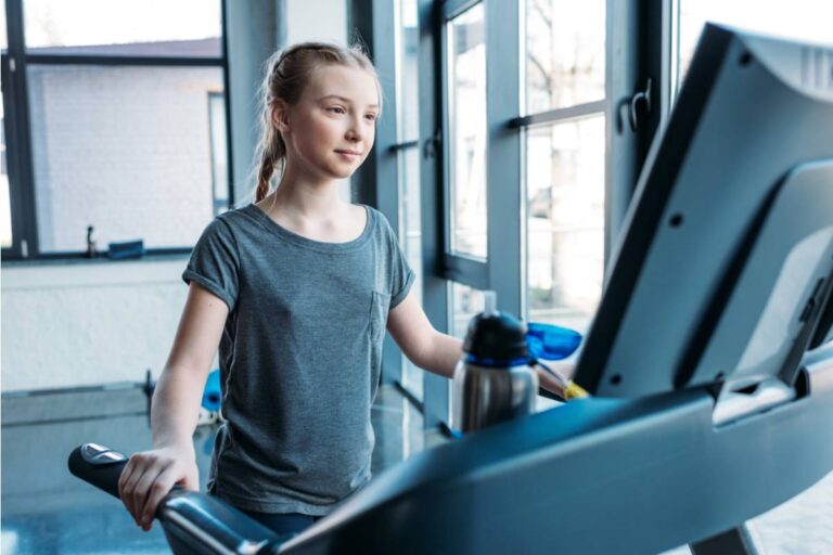 A Dad Says His Daughter's Cheer Gym Requires Parents to Sign a Contract Banning Them From Posting "Negative Reviews" for Two Years After Leaving