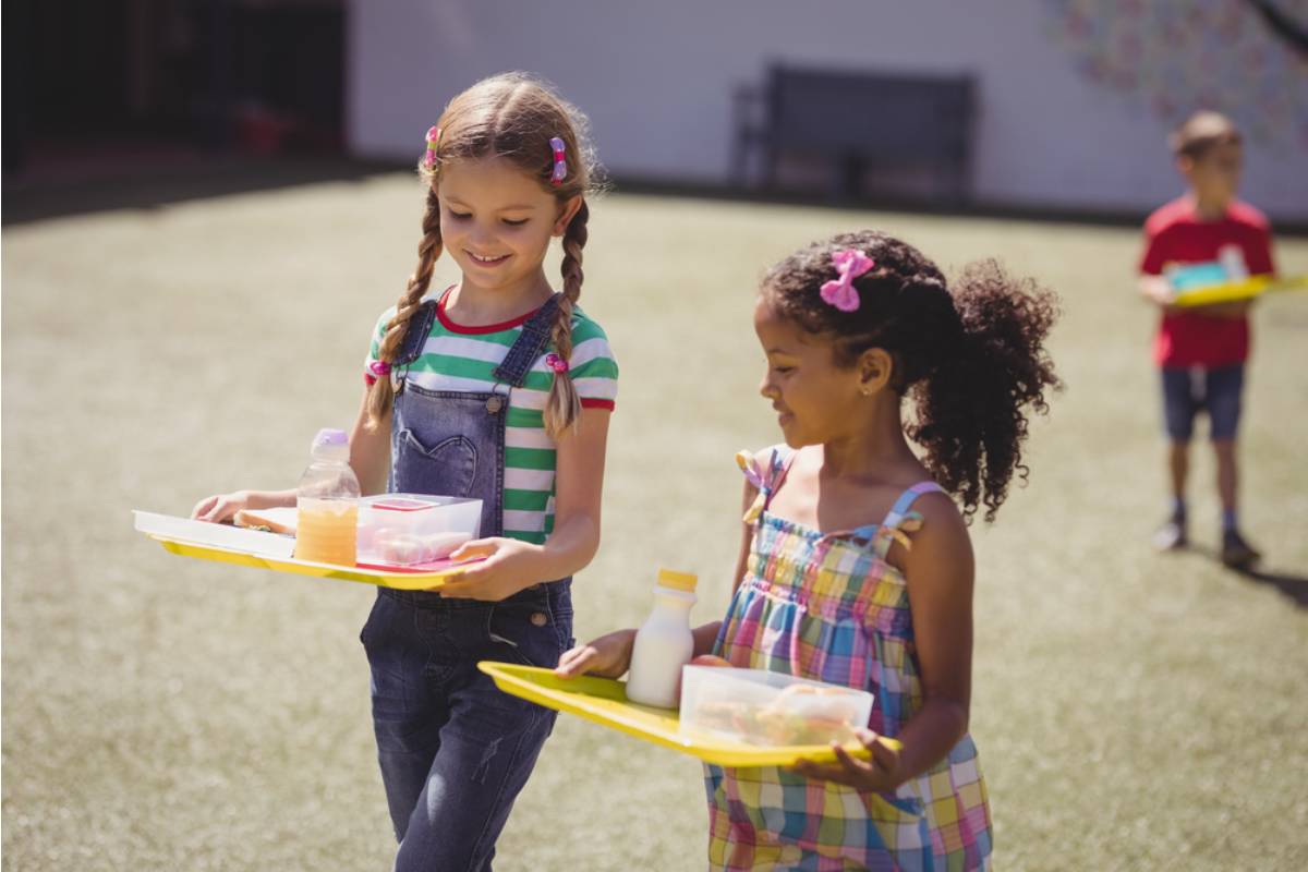 A Dad Found Out His Daughter Had Been Skipping Her Own Lunch to Buy One for a Classmate Whose Card Kept Getting Declined at the Register