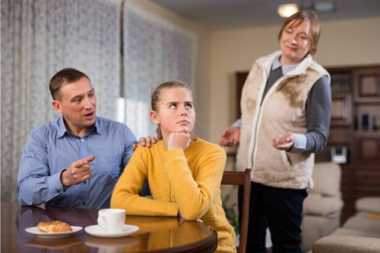 A Granddaughter Says Her Grandfather Tried To Control Her Lunch, But She Refused To Back Down After Offering To Pay