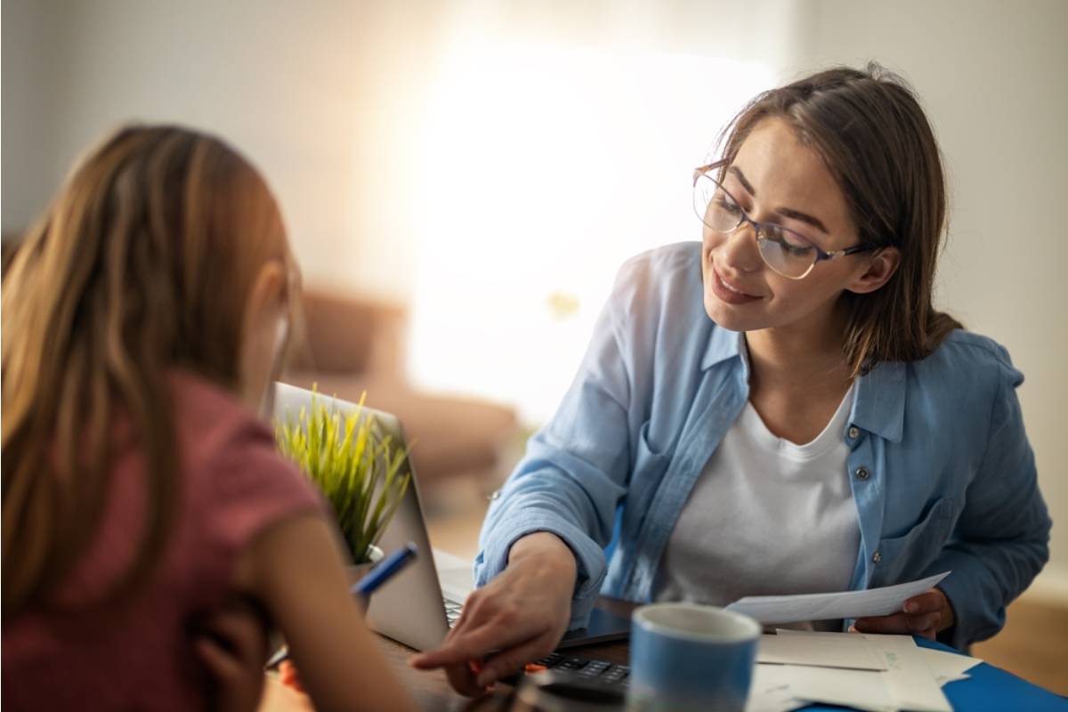 A Mom Says Her 10-Year-Old Daughter Can Read Difficult Words but Can't Spell Them, and One Small Pattern Made Her Realize Something Was Missing