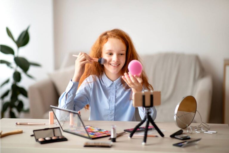 Parent Worries as 15-Year-Old Daughter Spends Nearly All Her Time on Her Phone and Makeup