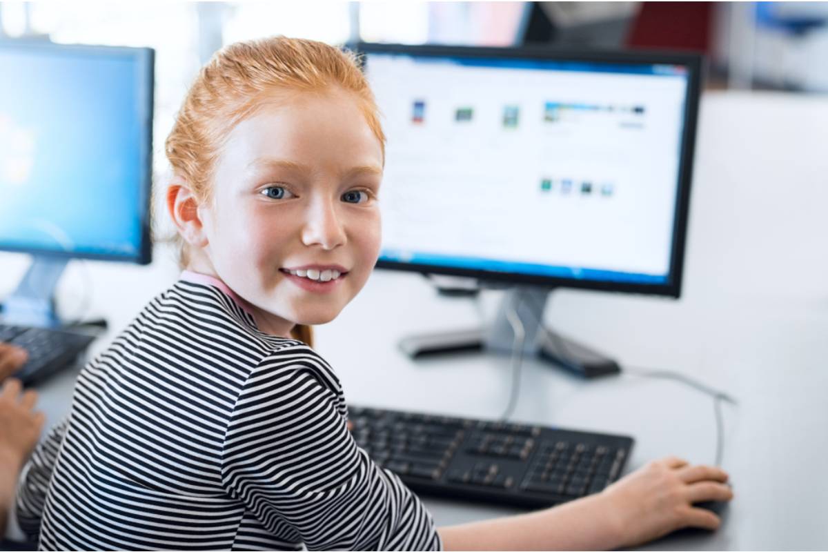 A Mom Found Out Her Daughter Had Been Giving Up Her Turn on the Class Computer Every Week So a Kid Without Internet at Home Could Finish His Assignment