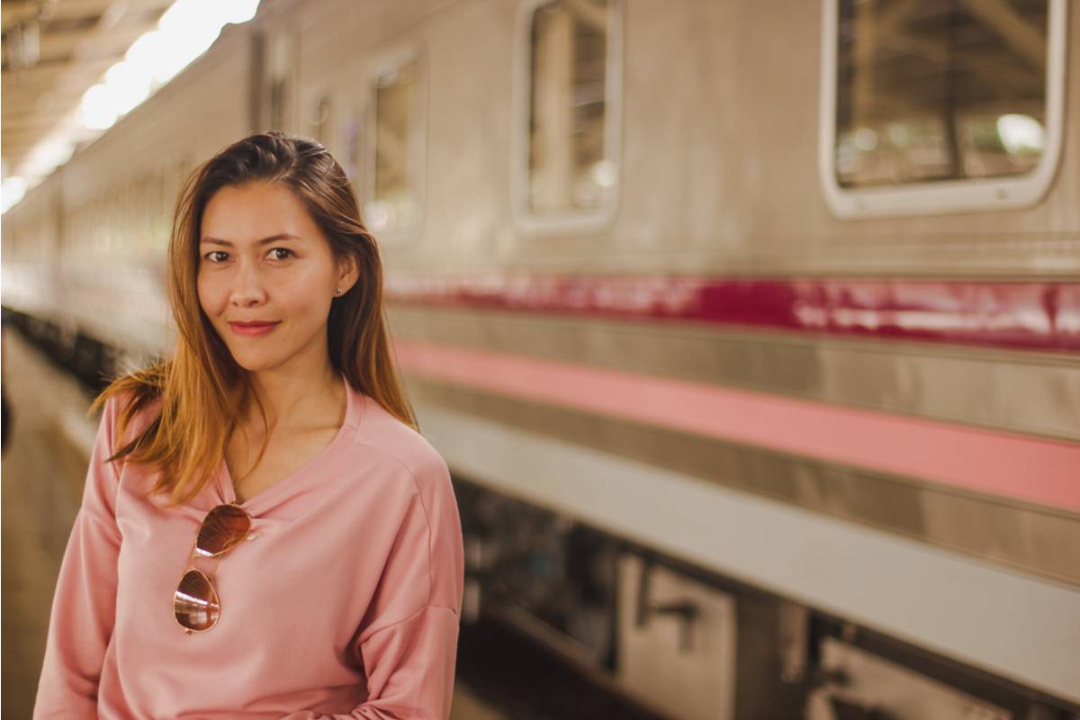 A Passenger Says an Entitled Mom Kept Complaining That No One Would Give Up Their Seats for Her Kids, and the Entire Train Simply Ignored Her