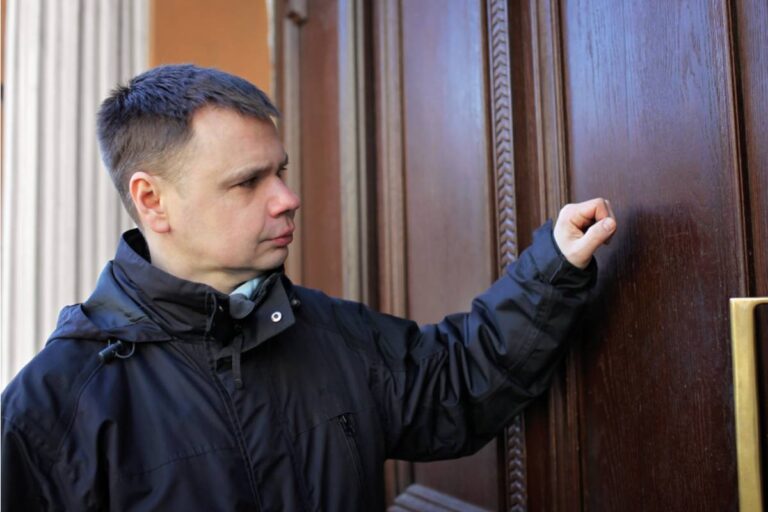 Woman Says Her Parents Drove Four Hours Without Warning to Surprise Her, Then Waited Outside for Two Hours After She Refused to Let Them In