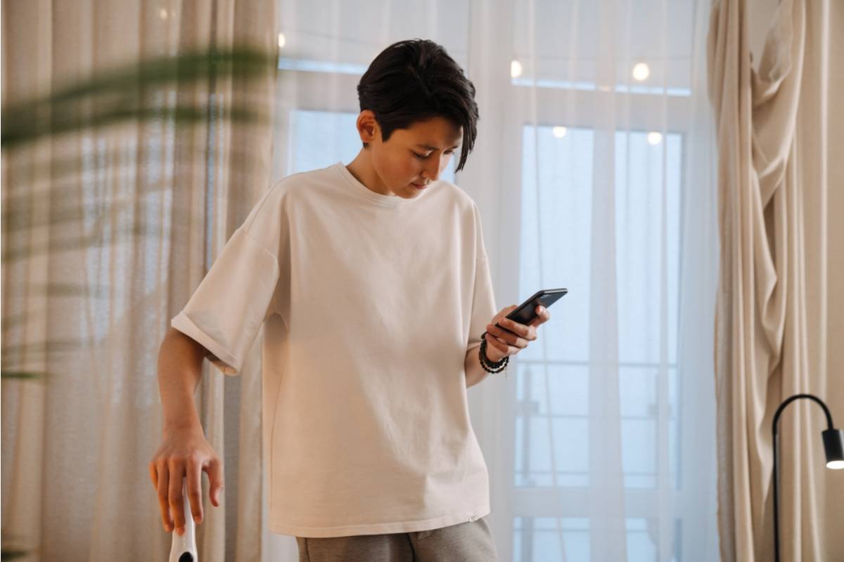 Dad Says His Son Was Removed From the Family Group Chat After Disagreeing With a Relative About Politics at Thanksgiving