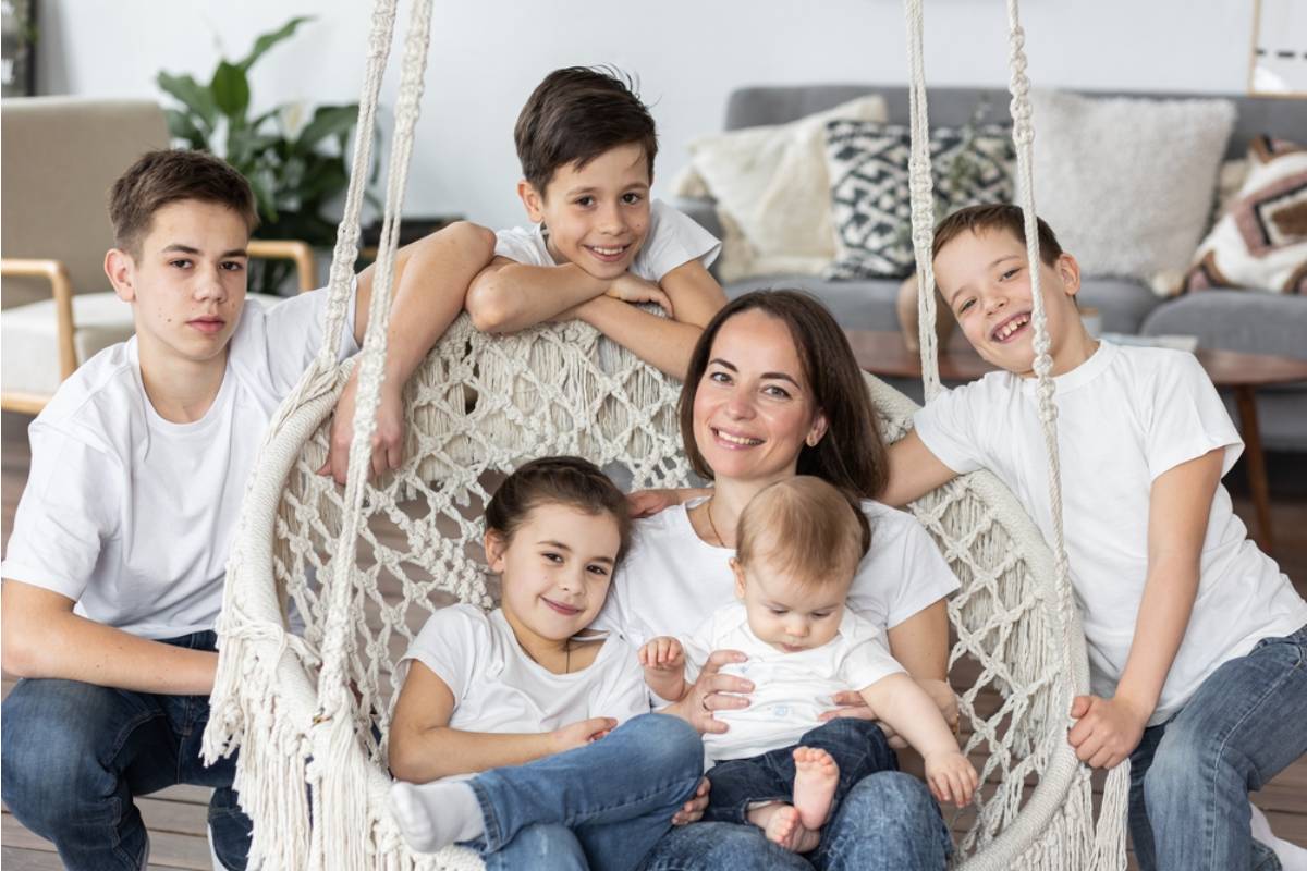 A Mom of Five Says People Treat Big Families Like They're Doing Something Wrong, and She's Tired of Hearing Her Kids Are "Too Many"