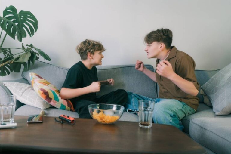 A Teacher Says Two Siblings in Her School Haven't Spoken to Each Other Since Their Parents' Custody Split, Despite Sharing the Same Lunch Period Every Day