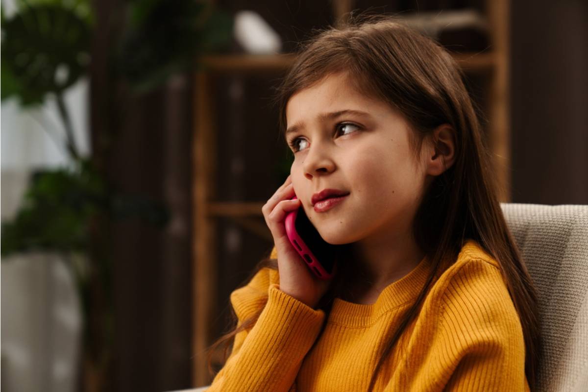 A Mom Found Out Her Daughter Had Been Keeping Her Late Mother's Voicemail Saved on an Old Phone She Charges Once a Month Just to Hear It