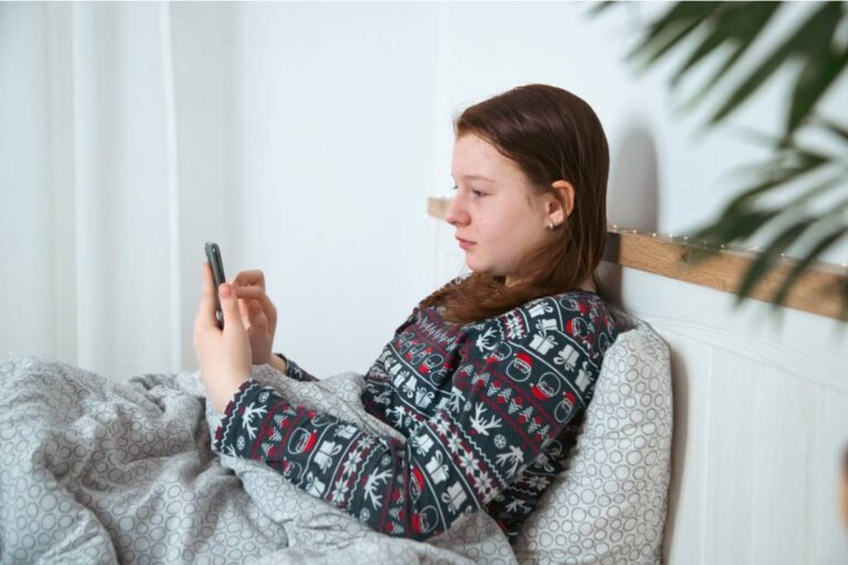 A Mom Says Her Daughter Deleted Every Photo of Her Ex-Best Friend the Same Day She Deleted the App They Used to Talk On