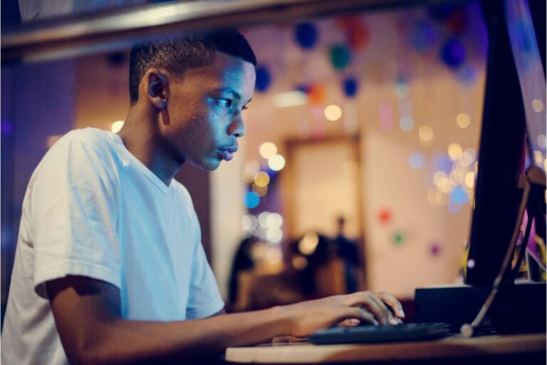 A 19-Year-Old Says His Parents Gave Away the PC He Bought With His Own Money, and Now They’re Angry He Wants It Back