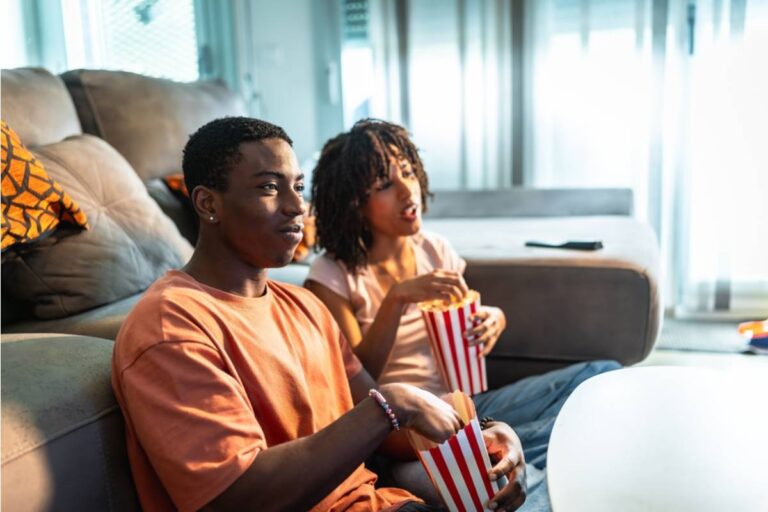 A Man Says His Girlfriend Kept Interrupting Movies With Questions, and a Movie Night With Friends Finally Changed Everything