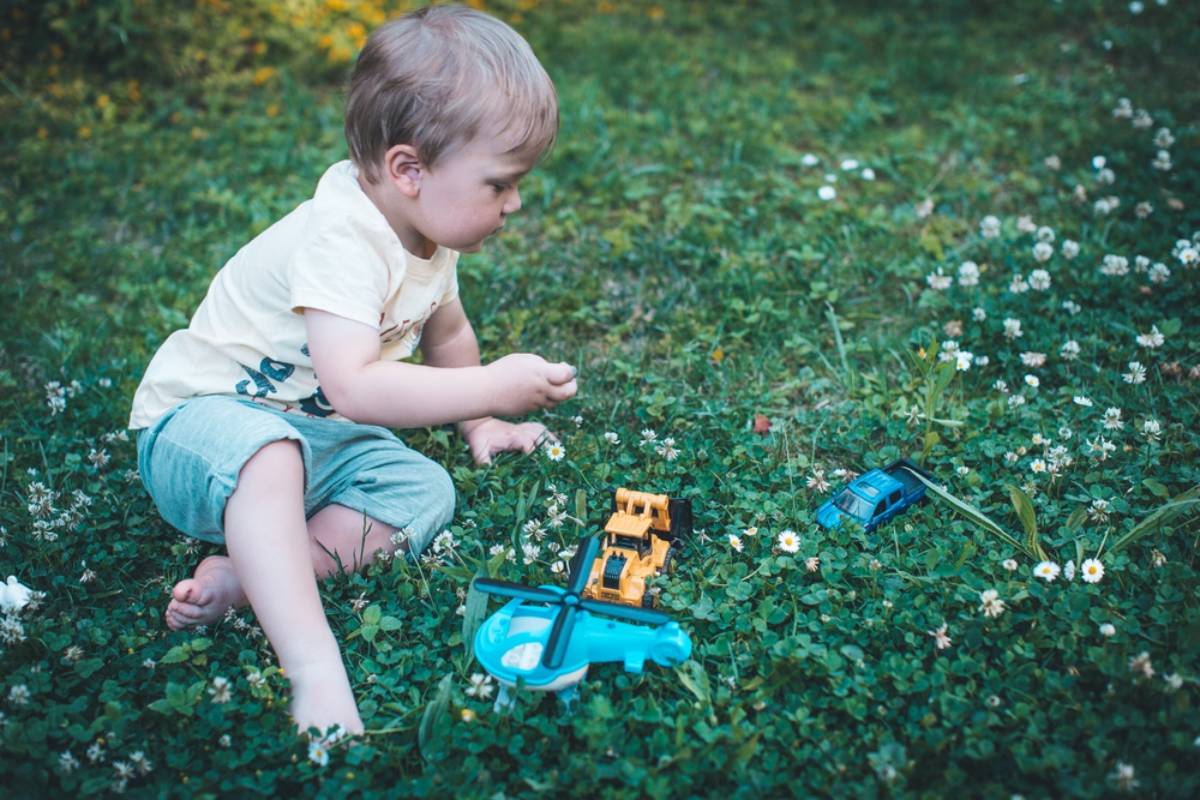 A Mom Says She Keeps Teaching Her Toddler Not to Grab Other Kids’ Toys, Only for Other Parents to Hand Them Over Anyway
