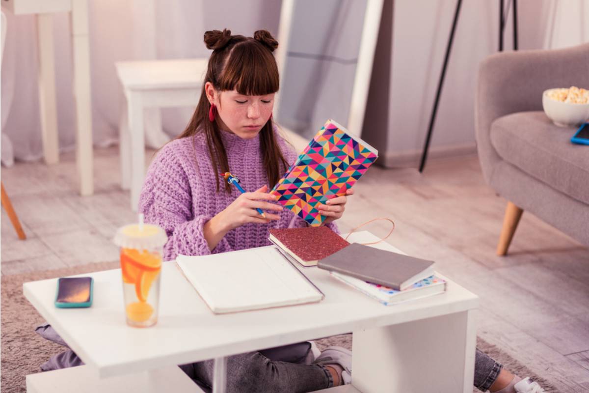 A Teen Says Her Sister Has Started Claiming the Family Living Room as a Private Study Space, and Her Parents Keep Telling Her It’s Just Because She’s “Like Her”