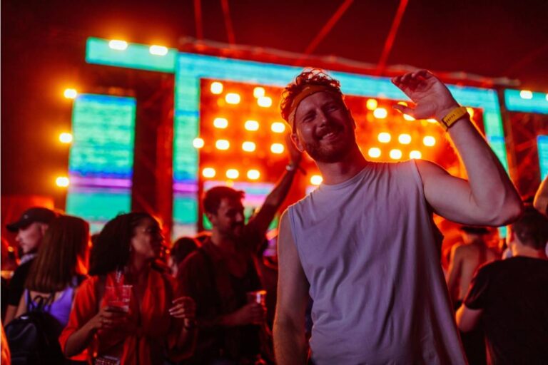 A Woman Says Her Fiancé Fell Asleep During Her Favorite Band’s Midnight Concert After a Day of Drinking, and It Was the Moment She Finally Ended Their 11-Year Relationship