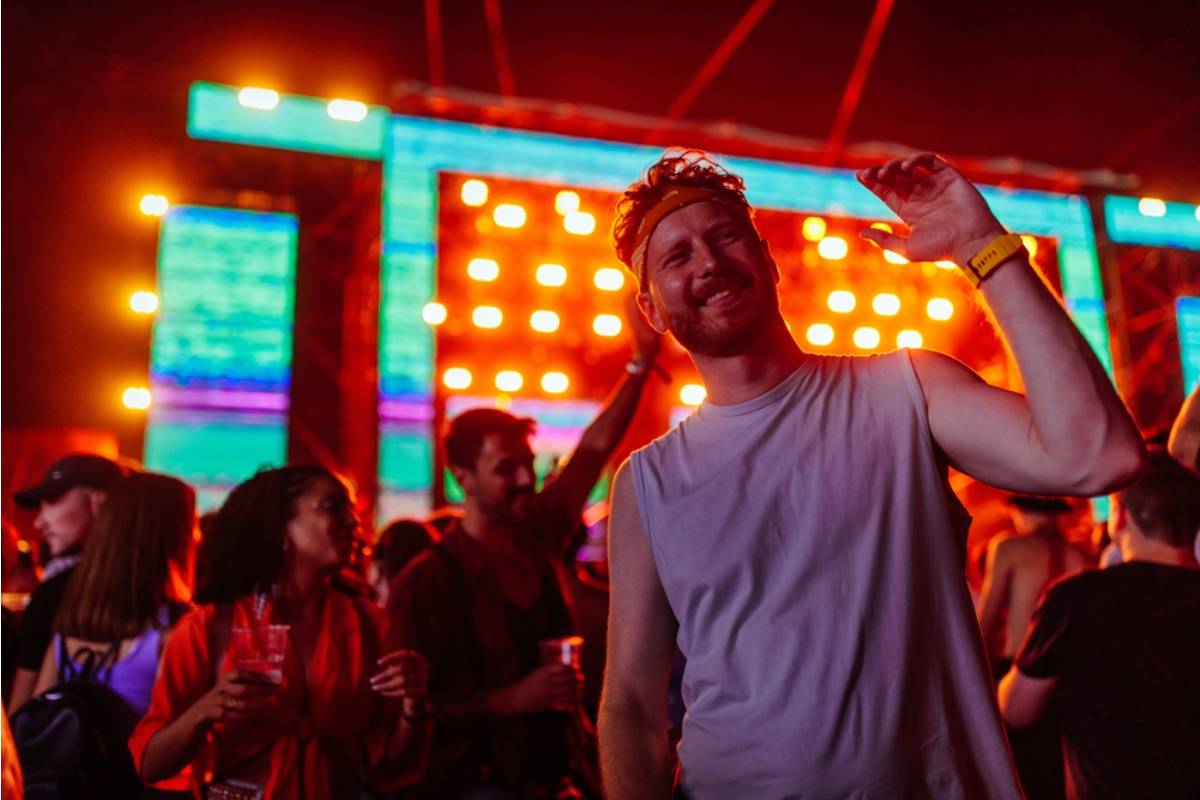 A Woman Says Her Fiancé Fell Asleep During Her Favorite Band’s Midnight Concert After a Day of Drinking, and It Was the Moment She Finally Ended Their 11-Year Relationship