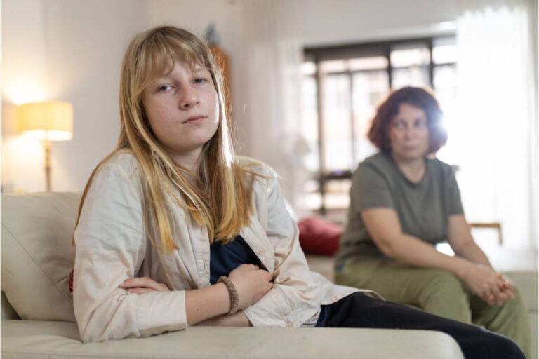 A Woman Says Her Parents Keep Calling Their Cruelest Advice “Love,” While She Quietly Plans the Life They Keep Telling Her She’ll Never Have