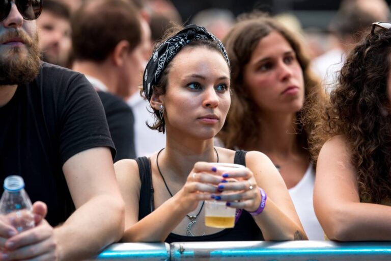 A Woman Says a Mother and Her Two Girls Started Shoving People at a Packed Concert, and One Simple Request Could Have Changed Everything