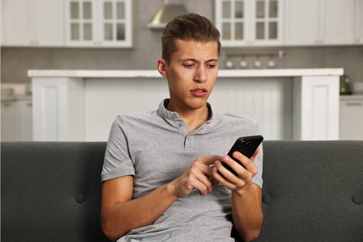 A Young Adult Says His Parents Accidentally Found His Secret Bank Account While Sending Him Money, and Now They Want to See Everything Inside