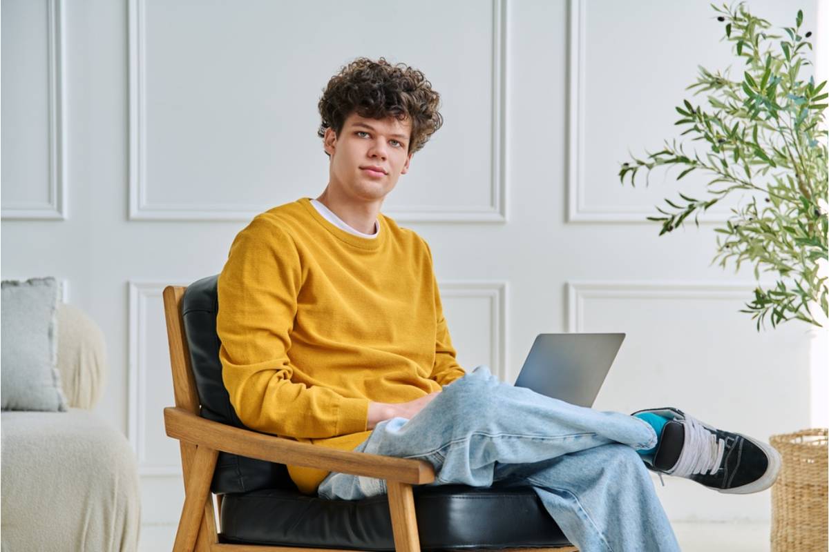A Younger Brother Says He Cut Off His Elder Brother After Years of Being Mocked and Hit, but Their Parents Still Want Them to Reconnect