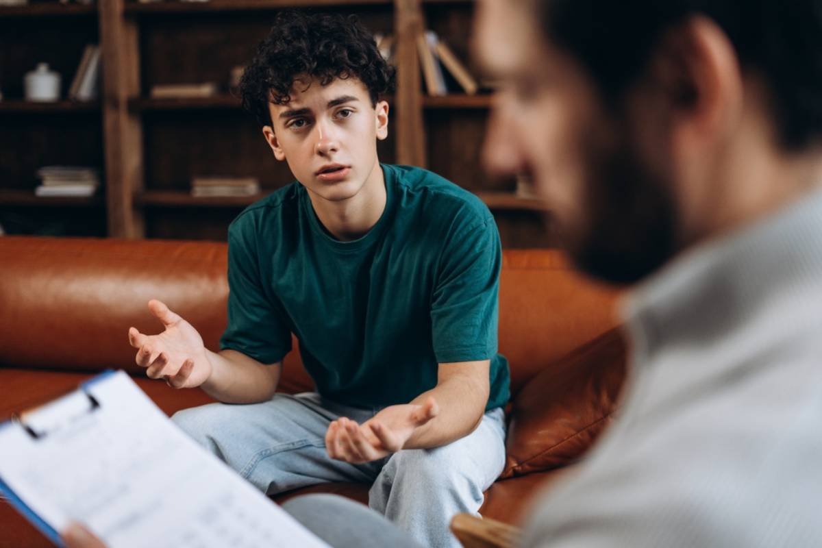 A 19-Year-Old Says His Parents Want to Be Friends After Years of Neglecting Him, and His Therapist Thinks He Should Give Them a Chance