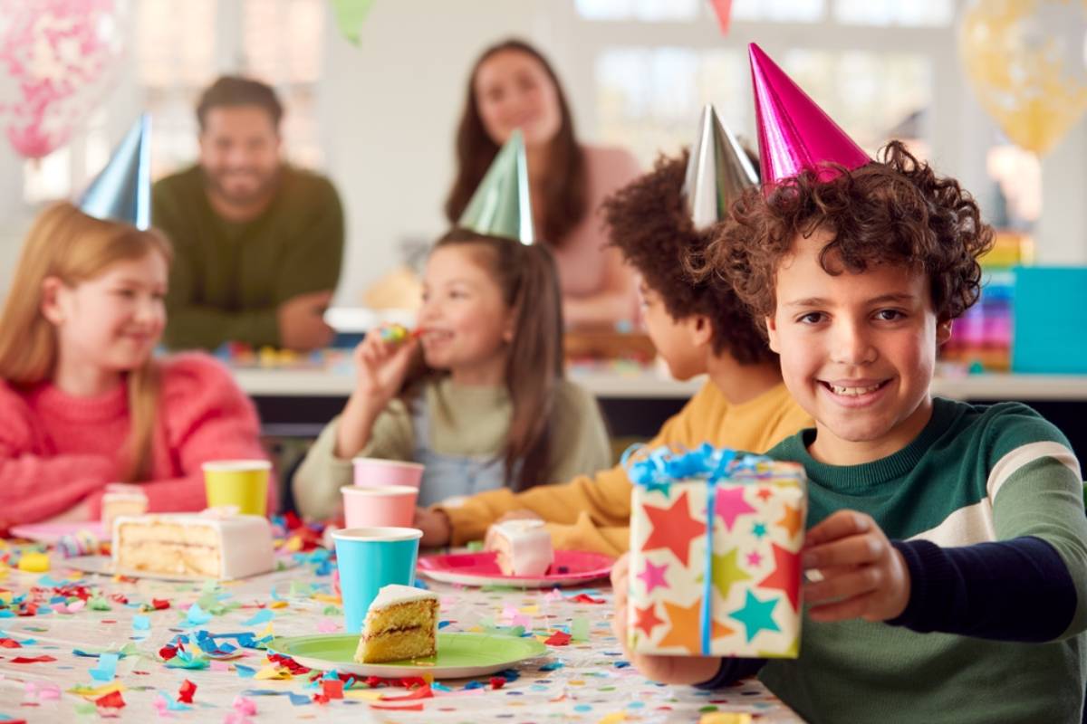 A Dad Says His Son’s 13th Birthday Party Turned Into Absolute Chaos When 30 Teenagers Took Over Their Apartment Lounge, and One Unexpected Moment Changed the Entire Day