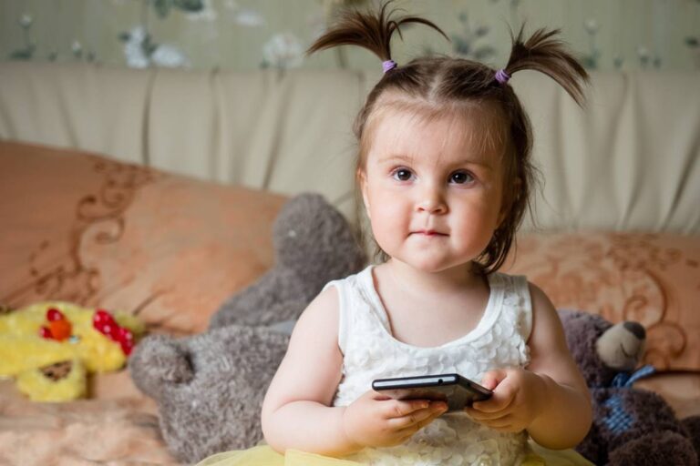 A Mom Says Her Boyfriend Snatched His Phone Away From Their 9-Month-Old Daughter So Aggressively That She Fell and Hit Her Head, and What He Said Next Made Her Question Everything