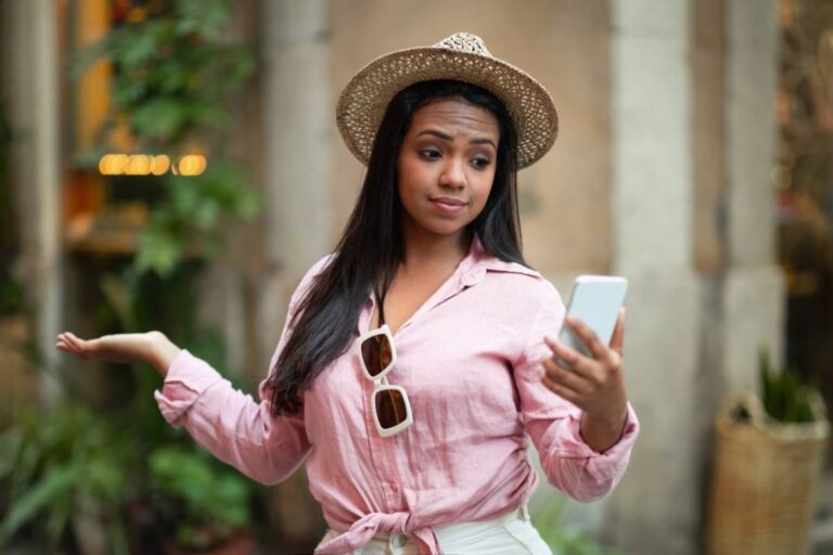 A Mom Says a Little Girl Asked to Borrow Her Phone After Being Left Waiting, and Her Safety Lessons Made Every Attempt to Help Surprisingly Awkward