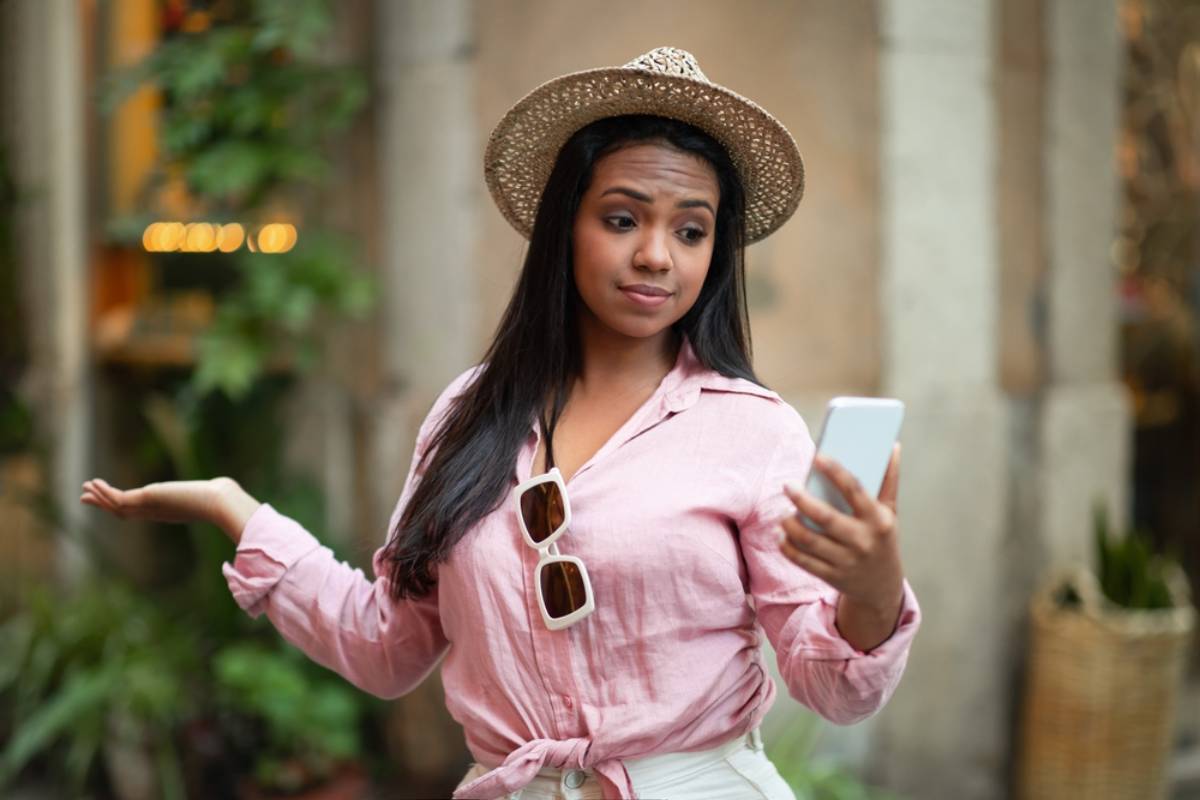 A Mom Says a Little Girl Asked to Borrow Her Phone After Being Left Waiting, and Her Safety Lessons Made Every Attempt to Help Surprisingly Awkward