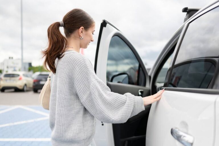 A Mom Says a Stranger Filmed Her Kids in a Parking Lot After She Bent Into Her Car for a Moment, and the Situation Quickly Turned Into a Nightmare