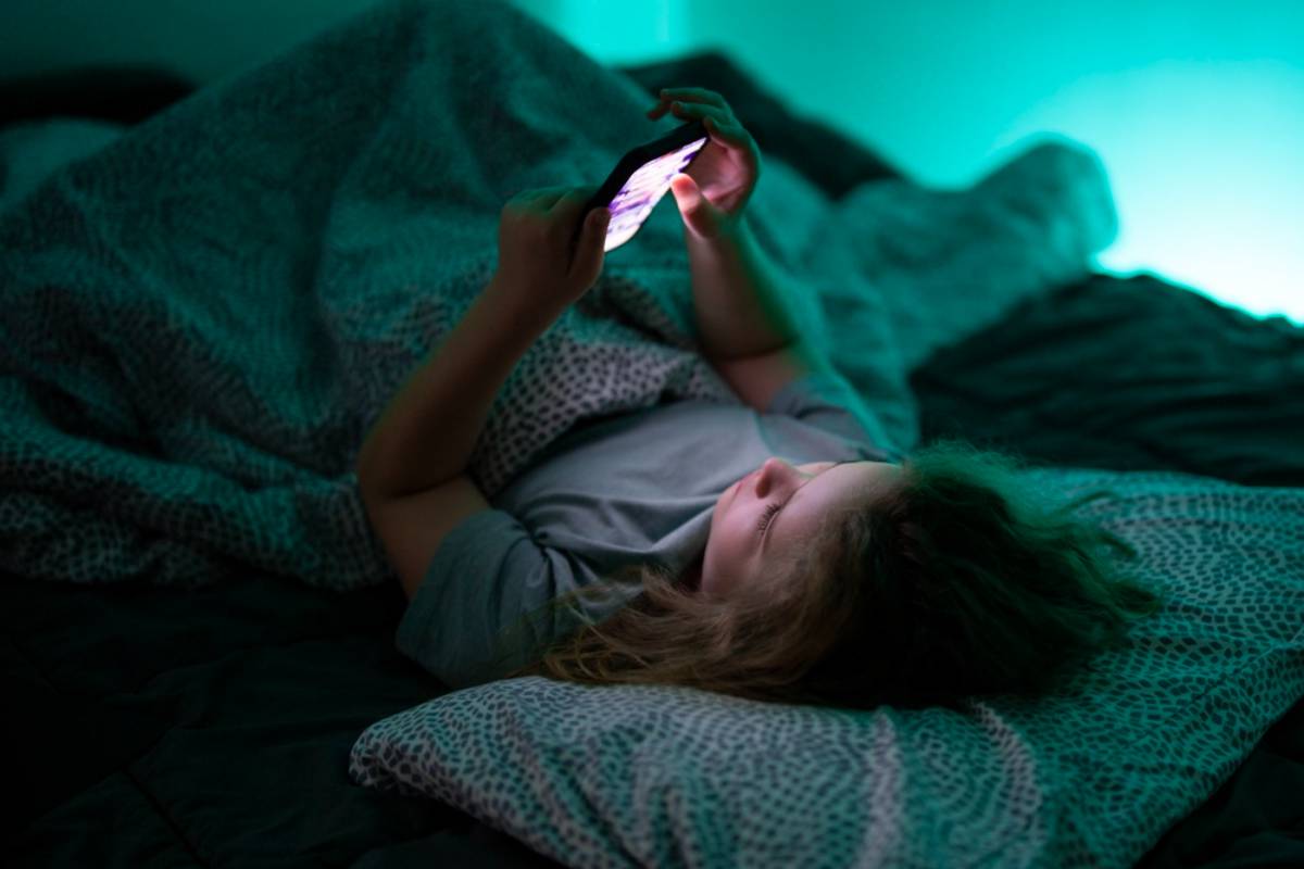 A Nightly Phone Habit Has Been Linked to Teens Falling Asleep an Hour Later, and Researchers Found a Second Sleep Problem That Begins After the Screen Goes Dark