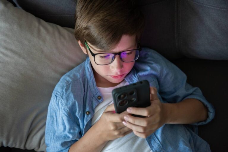 A Parent Says They Finally Gave Their 11-Year-Old a Phone After Years of Saying No, and One Year Later the Result Wasn't What They Feared