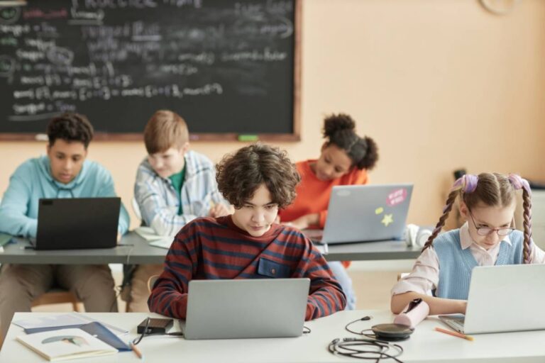 A Teacher Says Her High School Students Have Chromebooks but Can Barely Save a File, and Their Struggles Have Her Questioning Why Computer Classes Disappeared