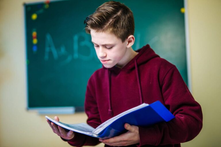 A Teacher Says a Parent Asked Why Her Son Was Failing 10th Grade, and His Reading Habits Revealed a Much Bigger Problem