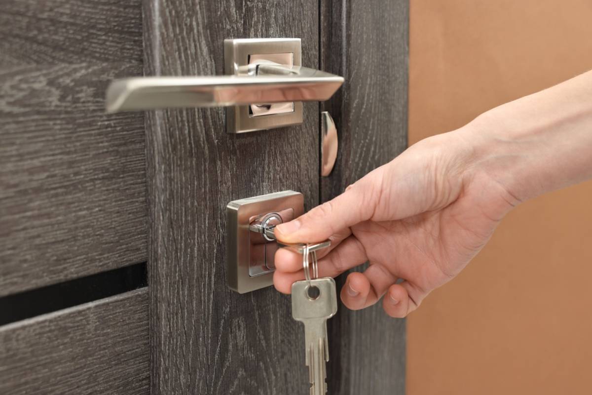 A Woman Says Her Neighbor Tried to Unlock Her Apartment After She Once Trusted Him With Her Keys, and His Explanation Only Made Things More Suspicious