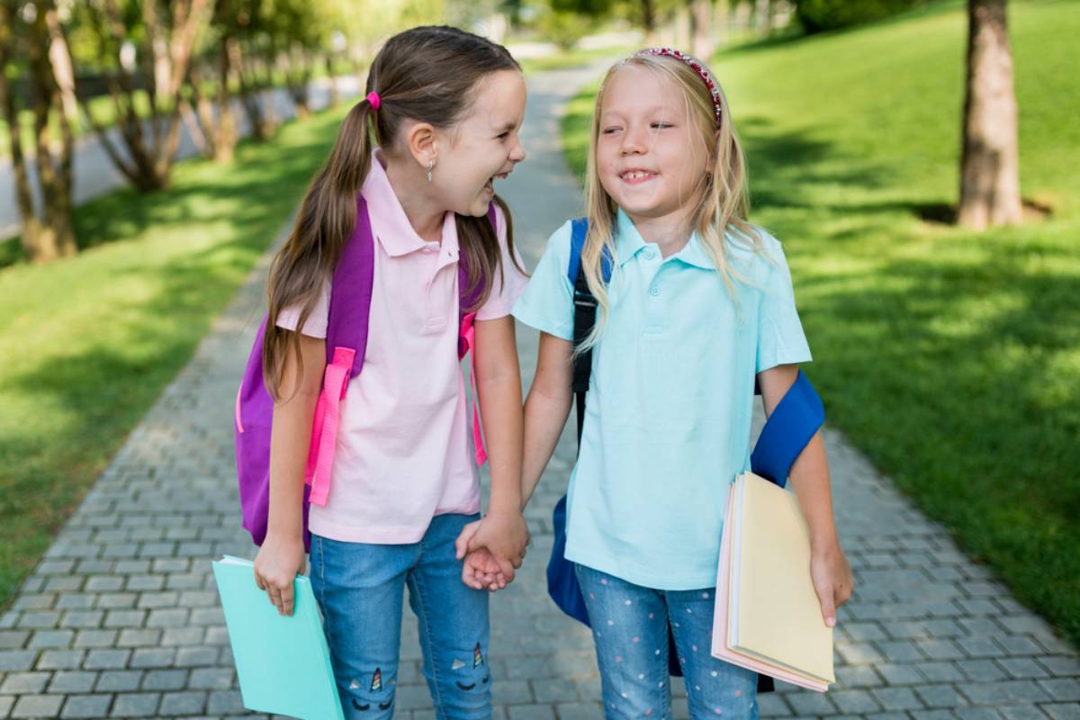 Dad Says His Daughter Made a New Friend on the Ride to School, and Their Parents Soon Became Each Other’s Backup Plan